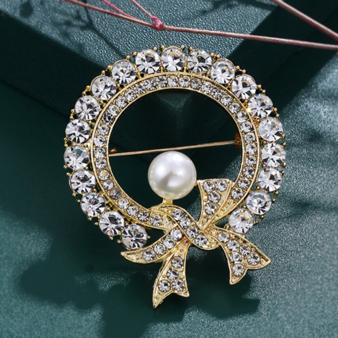 Pearl butterfly combined with gold rhinestone brooch Atmospheric fashion pin Small and exquisite Anti-light badge Clothing Versatile accessories