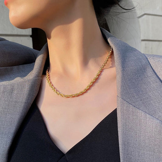 Golden twist necklace female 2023 new thick chain neck necklace niche design clavicle chain accessories