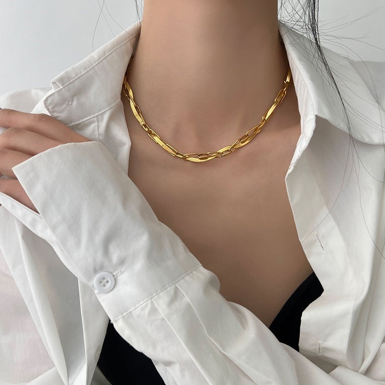 Light luxury retro gold necklace women's spring and summer niche design temperament collarbone chain simple and high-end neck with accessories