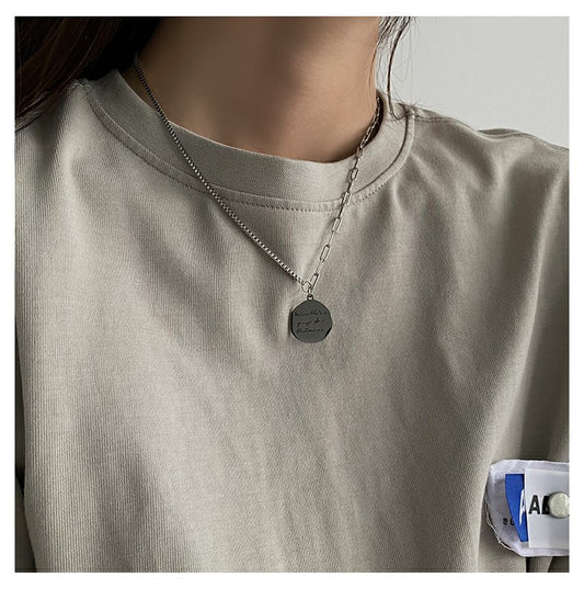 Niche design sense metal round plate pendant necklace female ins collarbone chain cold wind hip-hop chain net red accessories