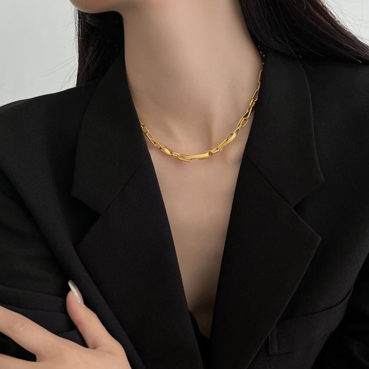 Light luxury retro gold necklace women's spring and summer niche design temperament collarbone chain simple and high-end neck with accessories