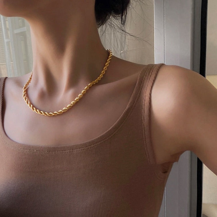 Golden twist necklace female 2023 new thick chain neck necklace niche design clavicle chain accessories