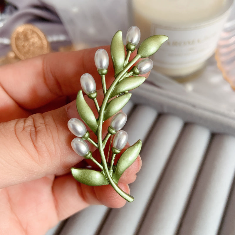 Retro French Light Luxury Simple Baroque Freshwater Pearl Brooch Female Olive Branch Mori All-Match Cardigan Brooch